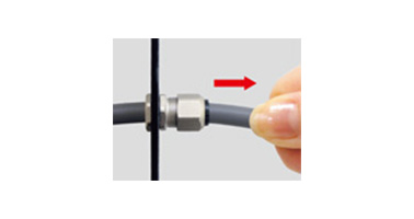 拧紧固定盖固定电线，确认电线是否切实固定。